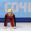 Sochi, l'atleta cinese esce di pista e sbatte contro i giudici04