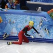 Sochi, l'atleta cinese esce di pista e sbatte contro i giudici05