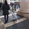 Carnevale, Francesco bacia un "mini" Papa in piazza San Pietro04