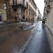 Roma, via del Corso allagata: tubatura esplosa, non pioggia (foto) 3