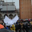 Carnevale Venezia: Carolina Kostner si fa aquila e vola su San Marco03