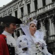 Carnevale Venezia: Carolina Kostner si fa aquila e vola su San Marco04