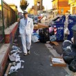Jet Gambardella a spasso tra rifiuti e degrado: il fotomontaggio di Roma Fa Schifo10
