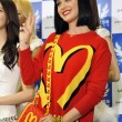 Katy Perry in Giappone veste Moschino01
