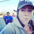 Kelly Roberts, la maratoneta che fa i selfie con i corridori più affascinanti03