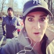 Kelly Roberts, la maratoneta che fa i selfie con i corridori più affascinanti06