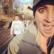 Kelly Roberts, la maratoneta che fa i selfie con i corridori più affascinanti01