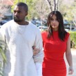 Kim Kardashian bomba sexy: miniabito rosso risalta le abbondanti forme01