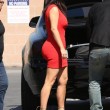 Kim Kardashian bomba sexy: miniabito rosso risalta le abbondanti forme06