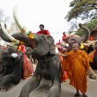 La Thailandia festeggia gli elefanti con buffet di frutta e verdura01