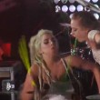 Lady Gaga si fa vomitare addosso del liquido verde05