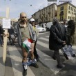 Milano, Forconi sfilano in mutande davanti alla sede di Equitalia05