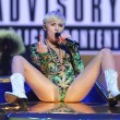Miley Cyrus hard nel concerto di Miami mima l'atto sessuale su un'auto03