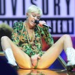 Miley Cyrus hard nel concerto di Miami mima l'atto sessuale su un'auto02