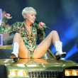 Miley Cyrus hard nel concerto di Miami mima l'atto sessuale su un'auto12