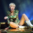 Miley Cyrus hard nel concerto di Miami mima l'atto sessuale su un'auto11