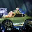 Miley Cyrus hard nel concerto di Miami mima l'atto sessuale su un'auto10
