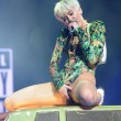 Miley Cyrus hard nel concerto di Miami mima l'atto sessuale su un'auto07