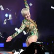 Miley Cyrus hard nel concerto di Miami mima l'atto sessuale su un'auto05