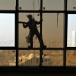 Murat Devseli, il climber turco che pulisce le finestre dei grattacieli05