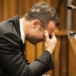Oscar Pistorius si tappa le orecchie per non sentire il testimone02