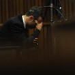 Oscar Pistorius si tappa le orecchie per non sentire il testimone01