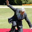 Rudd Lubbers, imbarazzante caduta sul red carpet dell'ex premier olandese01