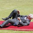 Rudd Lubbers, imbarazzante caduta sul red carpet dell'ex premier olandese05