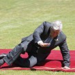 Rudd Lubbers, imbarazzante caduta sul red carpet dell'ex premier olandese06