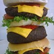Ulti-Medium, il cheesburger da 10mila calorie con 2 kg e mezzo di carne01