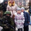 crimea, selfie coi soldati russi: le foto degli ucraini coi militari 2
