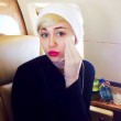 Miley Cyrus con dildo a forma di mano gigante: le foto su Twitter 2