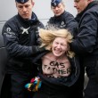 Belgio, Femen a seno nudo protestano contro i ministri Ue02
