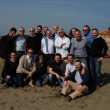M5S, “direzione” in spiaggia con Grillo e Casaleggio: birra, calcetto e “selfie”