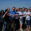 M5S, “direzione” in spiaggia con Grillo e Casaleggio: birra, calcetto e “selfie”