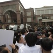 scontri parenti-polizia all'ambasciata a Pechino11