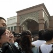 scontri parenti-polizia all'ambasciata a Pechino05