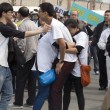 scontri parenti-polizia all'ambasciata a Pechino04