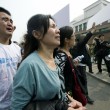 scontri parenti-polizia all'ambasciata a Pechino03