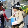 Tirolese consegna fiori a Agnese Landini02