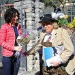 Tirolese consegna fiori a Agnese Landini03
