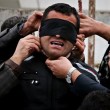 Iran, esecuzione sospesa: la madre della vittima schiaffeggia condannato (foto)