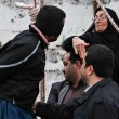 Iran, esecuzione sospesa: la madre della vittima schiaffeggia condannato (foto) 2