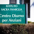 Berlusconi le foto della Sacra Famiglia, la casa dei poveri che lo attende03