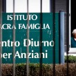 Berlusconi le foto della Sacra Famiglia, la casa dei poveri che lo attende06