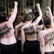Femen a seno nudo a Parigi contro Marine Le Pen06