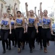 Femen a seno nudo a Parigi contro Marine Le Pen05