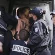 Femen a seno nudo a Parigi contro Marine Le Pen3