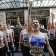 Femen a seno nudo a Parigi contro Marine Le Pen01