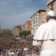 Papa Francesco alla Magliana accolto da striscioni in romanesco02